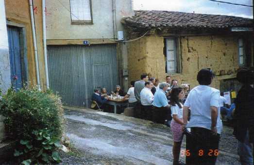 130 comida de la fiesta 96 ante la puerta de Maria Rivero y la antigua casa de Emilio