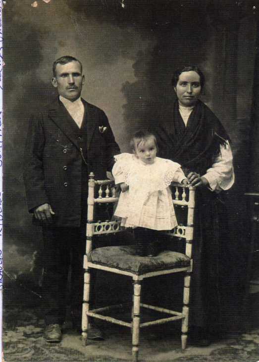 132 Braulio Rivero, su mujer Vicenta y Domitila