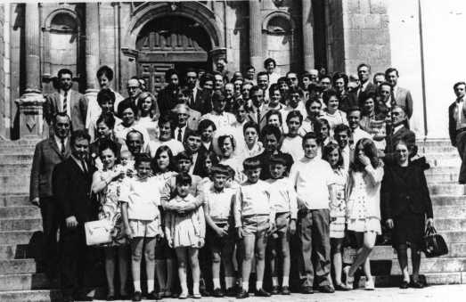 135 Boda de Marino y Tere ante la  iglesia