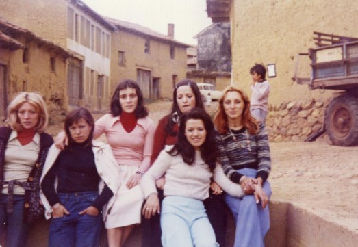 137 chicas en la plaza