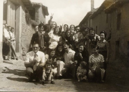 140 Chicos ante las puertas grandes del  bar de Vitorino
