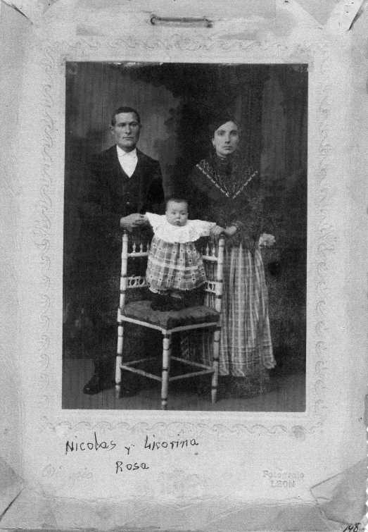 148 Nicolas, Licorina y su hija Rosa