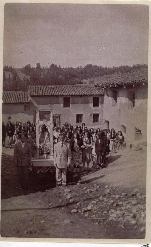 153 Procesion ante el concejo viejo con D. Simon