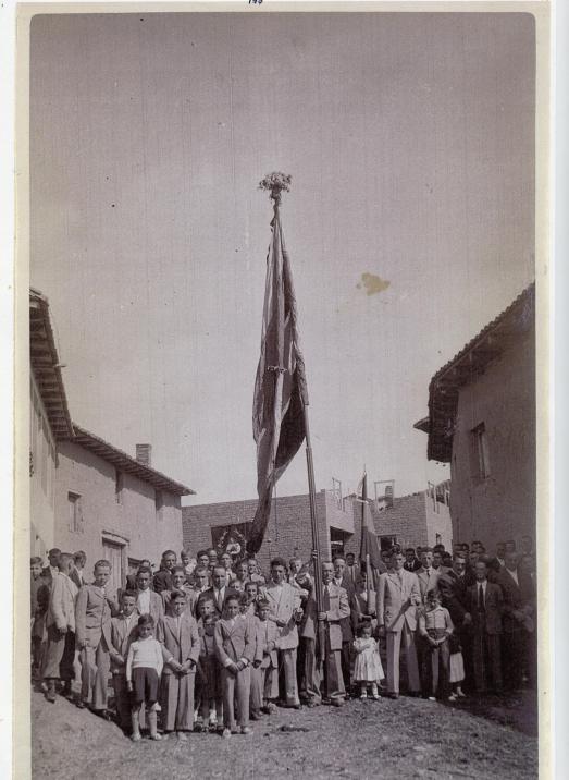 155 Procesion con Aurelio Mirantes llevando el estandarte