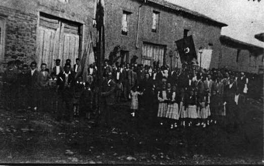 158 Procesion ante las puertas de Leonardo